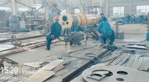 塔吊租賃公司環保問題曝光 露天噴漆與廢棄桶敞口堆放，環評手續缺失